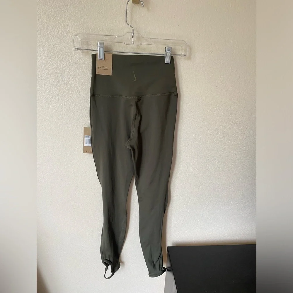 NIKE WOMEN'S YOGA TRAINING 7/8 LEGGINGS Green Size XS Loungewear Athletic Active